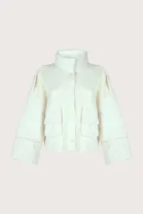 Chaqueta blanca con cuello alto, cierre frontal con botones a presión, mangas largas con detalle de volados y bolsillos tipo parche en el frente.