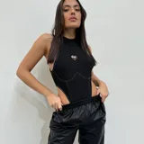 Body negro de lycra con cuello alto, corte cavado y logo metálico en el pecho.