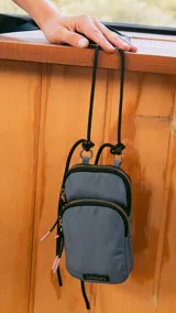 Bandolera porta celular color azul con efecto denim, con dos compartimentos con cierre y correa regulable de elástico.