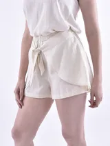Short color crudo con lazo en la cintura.