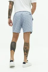 Short de baño con estampado a rayas verticales en tonos celeste y blanco, con cintura elástica ajustable con cordón, dos bolsillos laterales y uno trasero.