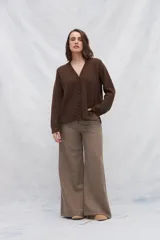 Cárdigan marrón de tejido de punto industrial con escote en V, combinación de puntos y botones en las mangas.