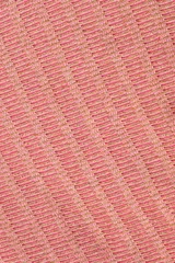 Conjunto de bikini rosa con textura acanalada. El corpiño es de corte triangular con tirantes finos y la bombacha es de corte clásico.