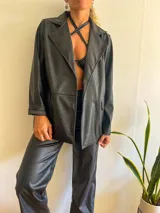 Blazer negro de cuero sintético con textura croco y corte elegante.