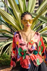 Kimono con estampado abstracto en tonos rosados, rojos, verdes y azules.