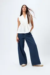 Pantalón de jean azul oscuro, de tiro bajo y corte ancho.