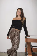 Pantalón de estampado animal print en tonos marrones y dorados, con corte ajustado y cintura alta.