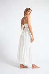 Vestido midi blanco de tirantes finos, con escote recto, espalda elastizada y falda con volantes.