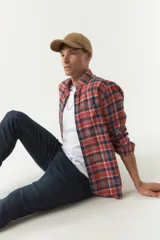 Camisa de viyela a cuadros rojos y azules, corte regular y logo bordado.