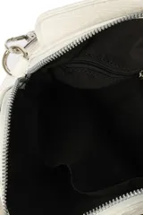 Bandolera negra con correa ajustable y textura símil cuero de cocodrilo.