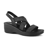 Sandalias negras con plataforma baja, tiras cruzadas con detalle de brillos y ajuste con hebilla en el tobillo.