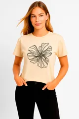 Remera color crema con estampado de flor negra.