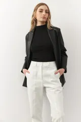 Pantalón de vestir negro, de corte recto, con bolsillos laterales y traseros.