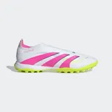 Championes de fútbol Adidas Predator League sin cordones, diseñados para canchas de pasto sintético. Presentan un exterior sintético con tecnología Hybridfeel para un mejor control de la pelota, diseño en color blanco con las tres tiras en fucsia y una suela de caucho estriada en color verde lima.