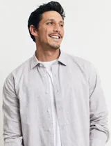 Camisa celeste de manga larga con cuello button-down, confeccionada en tejido rústico de algodón y lino.