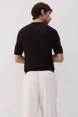 Pantalón color crema de corte ancho, con cintura elástica ajustable con cordón. Confeccionado en tejido de mezcla de lino y viscosa.