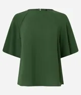 Blusa de manga corta color verde oscuro, con cuello redondo y cierre de botón en la parte trasera. Presenta un tejido con textura arrugada y mangas amplias tipo murciélago o mariposa.