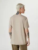 Remera básica de manga corta color gris claro, con cuello redondo.