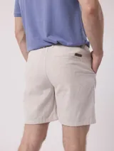 Bermuda de hombre color beige con rayas verticales blancas, con cintura ajustable con cordón.