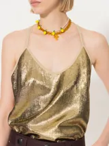 Top corto plateado con breteles finos y espalda descubierta con flecos cruzados.