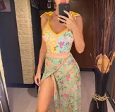 Entero de semivedetina con estampado floral y paddies desmontables. Incluye pareo con estampado floral.