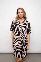 Vestido corto con estampado abstracto en negro y rosa, de manga corta y escote en V.