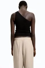 Pantalón de corte holgado color beige, confeccionado en sarga de mezcla de lyocell. Modelo de tiro alto con cintura fruncida, cierre decorativo y bolsillos laterales discretos. Piernas rectas con pliegues cosidos adelante y raya planchada atrás.