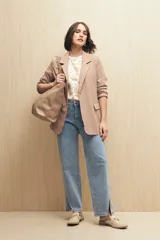 Remera blanca de manga corta con estampado floral en tonos beige.