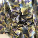 Pashmina de lana Merino uruguaya artesanal con texturas suaves y colores variados.