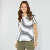 Remera blanca con rayas horizontales azul marino, de manga corta y cuello redondo.