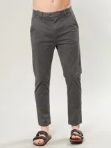 Pantalón chino gris de corte slim fit.