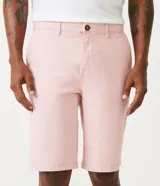 Bermuda masculina de corte slim, confeccionada en sarga lisa color blanco. Cuenta con bolsillos laterales, cierre con botón y cremallera, y trabillas para cinturón.