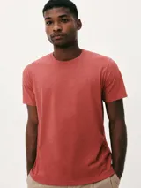 Camiseta básica de manga corta, cuello redondo y calce regular, color rojo jaspeado.