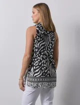 Blusa sin mangas con estampado animal print en blanco y negro, escote en V y tajo en costuras laterales.