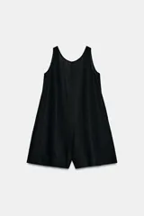 Mono corto negro de lino, con escote redondo y mangas sisa, de corte holgado.