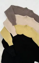 Sweater negro de punto con cuello redondo y corte holgado.