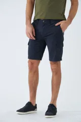 Bermuda cargo color beige con bolsillos laterales, logo bordado, cremallera, cierre y pasa cintos.