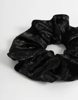 Coletero de terciopelo negro con pequeñas estrellas doradas estampadas.