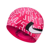 Gorro de natación Nike color rosado con estampado de la frase "Just Do It" en blanco y logo de la marca en negro y blanco.