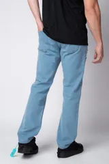 Pantalón jean celeste de corte recto y estilo relaxed fit, con roturas y detalles desgastados. Confeccionado en denim resistente.