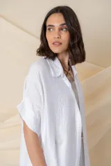 Camisa larga verde salvia de viscosa y tencel, con calce holgado y bolsillos laterales.