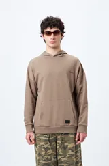 Canguro marrón con capucha, bolsillo frontal y puños ajustados. Estampa frontal con la palabra 'Dramatic' y gráfico en la espalda con tipografía bold y serpiente ilustrada.