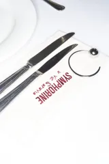 Pulsera de acero quirúrgico hipoalergénico, con diseño geométrico y una bola decorativa.