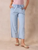 Pantalón blanco liso marca Dash, con pretina trasera elastizada y bolsillos delanteros y traseros. Corte cropped.