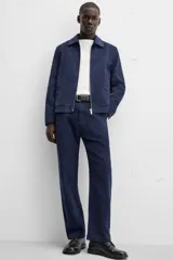 Pantalón azul marino de corte recto, confeccionado en tejido de lyocell y algodón. Cuenta con bolsillos laterales y traseros de ojal.