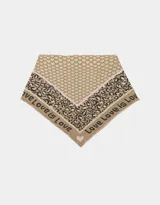 Bufanda tejida de forma triangular, con estampado de corazones en la parte superior, animal print en el centro y la frase "Love is Love" en los bordes.