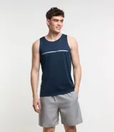 Musculosa deportiva azul marino de poliéster con tecnología Dry, cuello redondo y detalle de cinta reflectante en el centro.