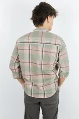 Camisa de hombre de algodón a cuadros en tonos verde, rosa nude y azul marino, con cuello mao, manga larga y logo bordado en el pecho.