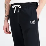 Pantalón de jogging negro de New Balance, con corte holgado y logo pequeño en la pierna izquierda.