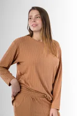 Remerón camel de morley de vara ancha en algodón y viscosa, de silueta amplia.